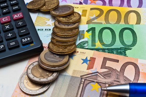 Foto: Münzen und Geldscheine